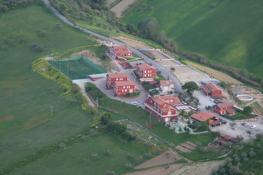 Fattoria Cerreto Otel Mosciano SantʼAngelo Dış mekan fotoğraf